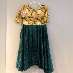 Boutique Floral and Emerald Green Crushed Velvet Dress. Sz 6